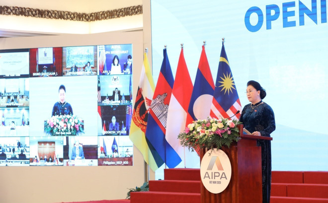 Chủ tịch Quốc hội Nguyễn Thị Kim Ngân với các đại biểu, đại diện các đơn vị tham gia tổ chức, phục vụ Năm AIPA 41. (Ảnh: Trọng Đức/TTXVN) TTK AIPA: Việt Nam đóng góp rất quan trọng cho quá trình đổi mới AIPA ảnh 5