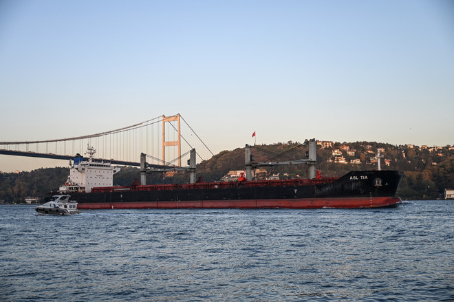 Tàu chở ngũ cốc của Ukraine di chuyển qua Eo biển Bosphorus ở Istanbul, Thổ Nhĩ Kỳ ra khu vực biển Marmara, ngày 2/11/2022. (Ảnh: AFP/TTXVN) Hành lang vận chuyển ngũ cốc qua Biển Đen chưa hoạt động trở lại ảnh 1