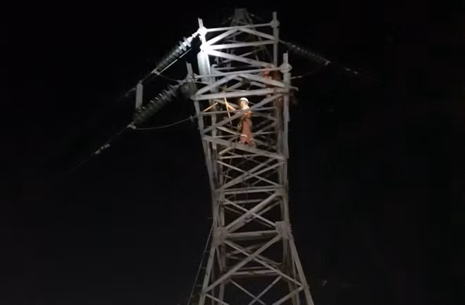 Quảng Ninh khẩn trương khắc phục sự cố đường dây 110kV do cháy rừng ảnh 1