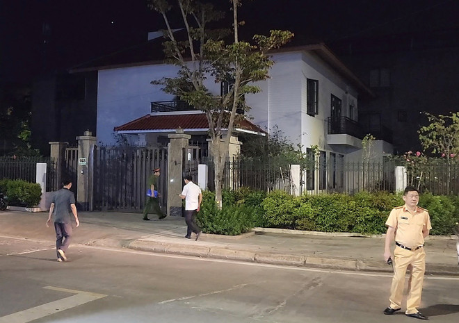 Công an tỉnh Lào Cai tiến hành khám xét nơi ở đối với ông Nguyễn Văn Vịnh, nguyên Bí thư Tỉnh ủy, nguyên Chủ tịch, nguyên Phó Chủ tịch Ủy ban nhân dân tỉnh Lào Cai. (Ảnh: Quốc Khánh/TTXVN) Khởi tố, bắt tạm giam nguyên Bí thư Tỉnh ủy và nguyên Chủ tịch Lào Cai ảnh 1