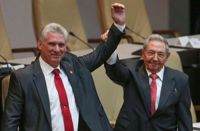 Chủ tịch Cuba Miguel Diaz-Canel (trái) và Đại tướng Raul Castro, Bí thư thứ nhất Đảng Cộng sản Cuba. (Ảnh: AFP) Chủ tịch Cuba công bố thời điểm bắt đầu tiến trình cải cách tiền tệ ảnh 1