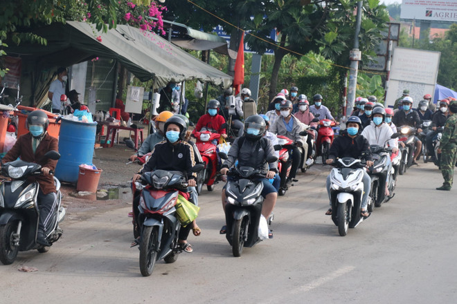 Các doanh nghiệp tại Tiền Giang có thể lựa chọn co người lao động đi, về hàng ngày. (Ảnh: TTXVN) Doanh nghiệp tự chọn phương án khôi phục sản xuất, kinh doanh phù hợp ảnh 1