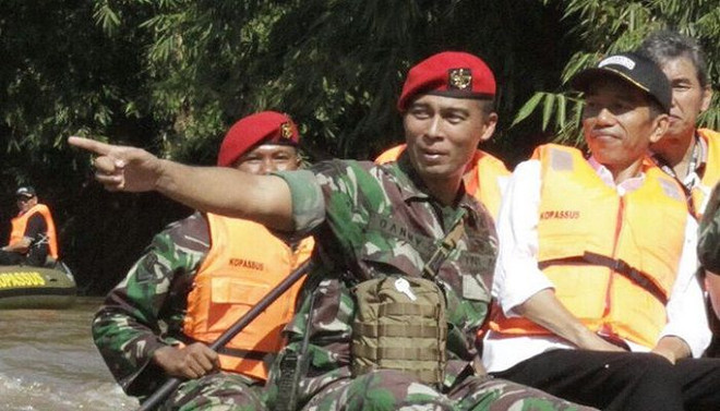 Thiếu tướng Karya Nugraha tháp tùng Tổng thống Indonesia Joko Widodo đi thị sát tại tỉnh Papua. (Nguồn: Twitter) Tướng Indonesia thiệt mạng sau cuộc đấu súng với phiến quân Papua ảnh 1