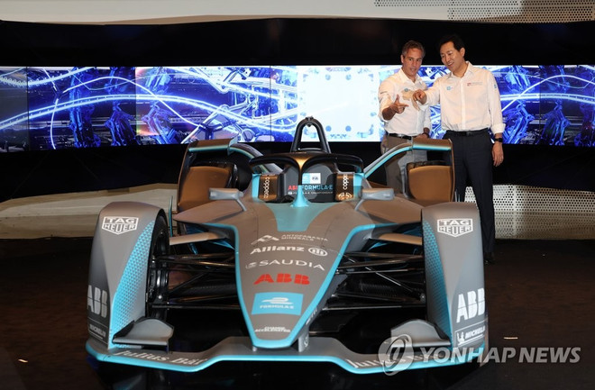 Thị trưởng Seoul Oh Se-hoon (phải) và Formula E CEO Jamie Reigle tại lễ khởi động lễ hội du lịch Seoul Festa. (Ảnh: Yonhap) Thủ đô Seoul của Hàn Quốc khởi động lễ hội du lịch quy mô lớn ảnh 1