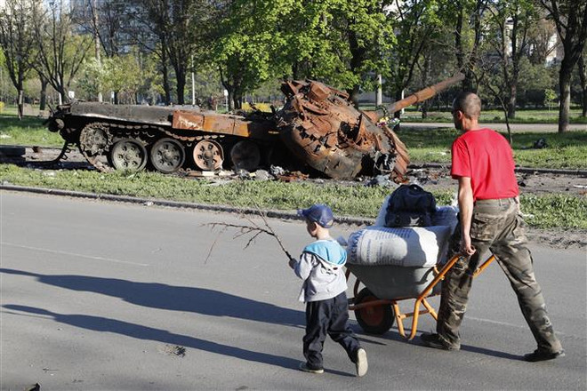 Người dân sơ tán khỏi thành phố Mariupol (Ukraine) ngày 28/4/2022. (Ảnh: THX/TTXVN) EU tiếp tục giải ngân khoản viện trợ trị giá 1 tỷ USD cho Ukraine ảnh 1