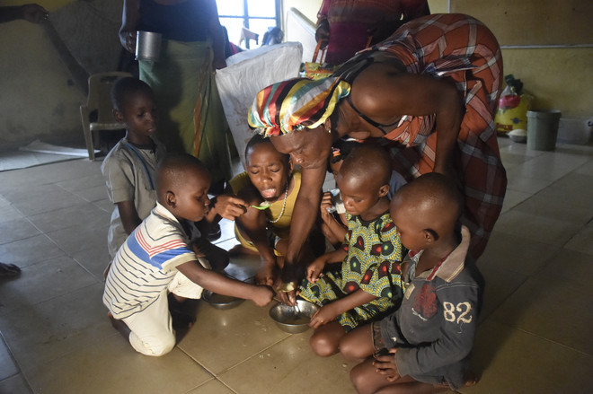 Người dân bị ảnh hưởng bởi lũ lụt sơ tán tới nơi ở tạm tại Ahoada, Nigeria, ngày 21/10/2022. (Ảnh: AFP/TTXVN) Liên hợp quốc viện trợ lương thực khẩn cấp cho người dân Nigeria ảnh 1
