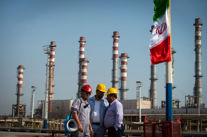 Nhà máy lọc dầu tại Bandar Abbas, Iran. (Ảnh: Bloomberg) Giá dầu tại thị trường châu Á đi lên trong phiên giao dịch 24/5 ảnh 1