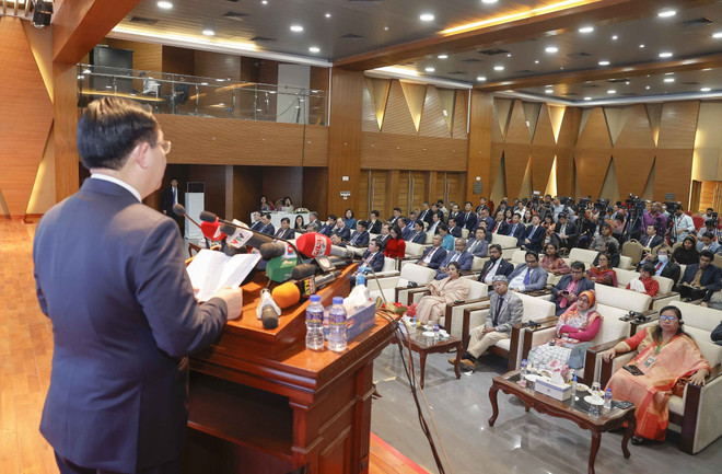 Chủ tịch Quốc hội Vương Đình Huệ phát biểu chính sách tại Học viện Ngoại giao Bangladesh. (Ảnh: Doãn Tấn/TTXVN) Quan hệ hữu nghị tốt đẹp Việt Nam-Bangladesh là hằng số bất biến ảnh 3