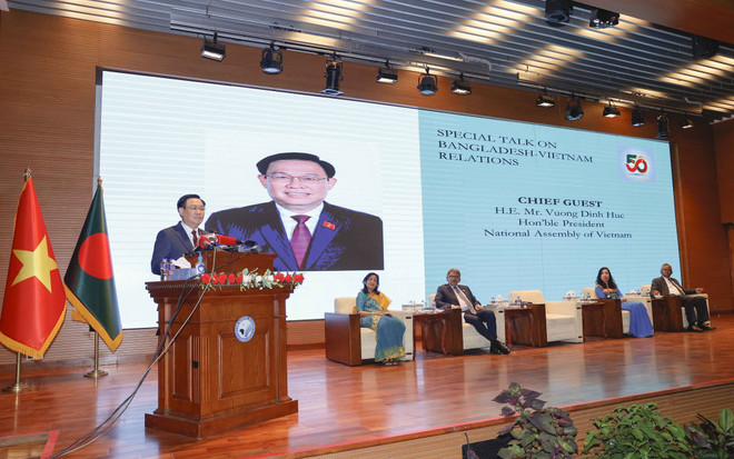 Chủ tịch Quốc hội Vương Đình Huệ phát biểu chính sách tại Học viện Ngoại giao Bangladesh. (Ảnh: Doãn Tấn/TTXVN) Quan hệ hữu nghị tốt đẹp Việt Nam-Bangladesh là hằng số bất biến ảnh 1