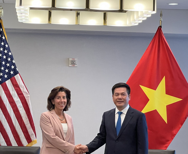 Bộ trưởng Công thương Nguyễn Hồng Diên làm việc với Bộ trưởng Thương mại Hoa Kỳ Gina Raimondo. (Ảnh: Kiều Trang/TTXVN) Đề nghị Hoa Kỳ sớm công nhận nền kinh tế thị trường cho Việt Nam ảnh 1