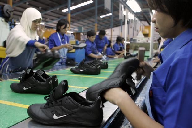 Công nhân Indonesia làm việc tại nhà máy sản xuất giày Nike của Mỹ. (Nguồn: Reuters) Mỹ và Indonesia tăng cường quan hệ hợp tác kinh tế ảnh 1