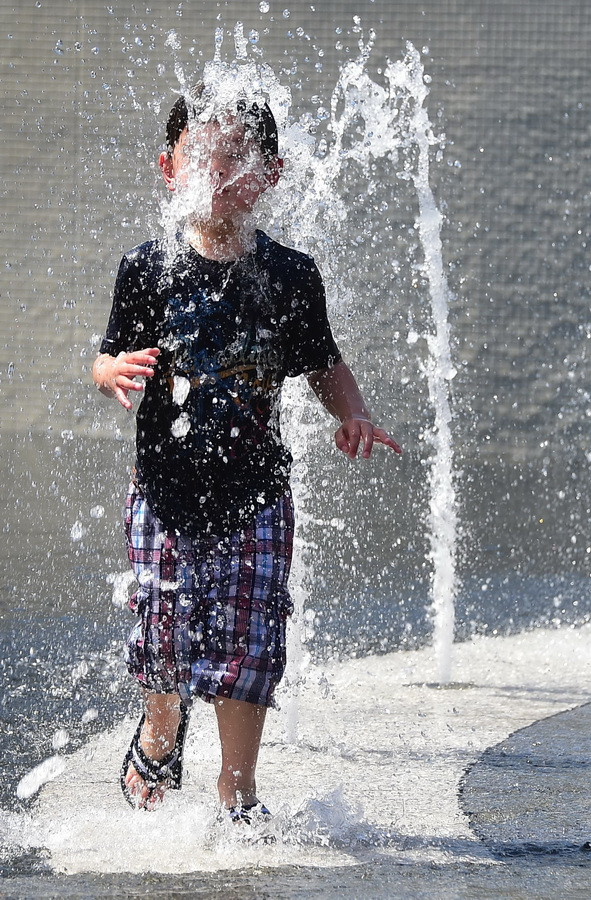 [Photo] Mỹ: Nắng nóng gần chạm ngưỡng kỷ lục 40 độ C ảnh 2