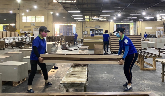 Công nhân Công ty Cổ phần Chế biến gỗ Thuận An kiểm tra các chi tiết khung giường gỗ. (Ảnh: Hồng Nhung/TTXVN) Ngành gỗ Việt Nam khẳng định vị thế mới trên thị trường thế giới ảnh 1