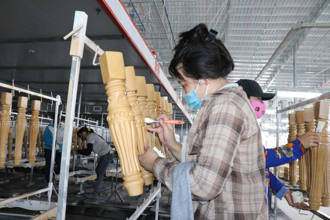 Sản xuất đồ gỗ xuất khẩu tại Công ty chế biến gỗ Triệu Phú Lộc (xã An Lập, huyện Bắc Tân Uyên, tỉnh Bình Dương). (Ảnh: Dương Chí Tưởng/TTXVN) Ngành gỗ Việt Nam khẳng định vị thế mới trên thị trường thế giới ảnh 2