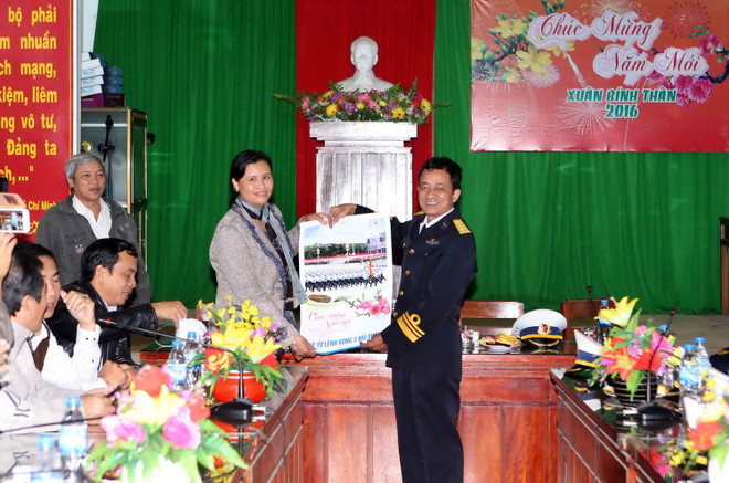 Bộ Tư lệnh Vùng 3 thăm, chúc Tết quân dân huyện đảo Cồn Cỏ, Lý Sơn ảnh 2