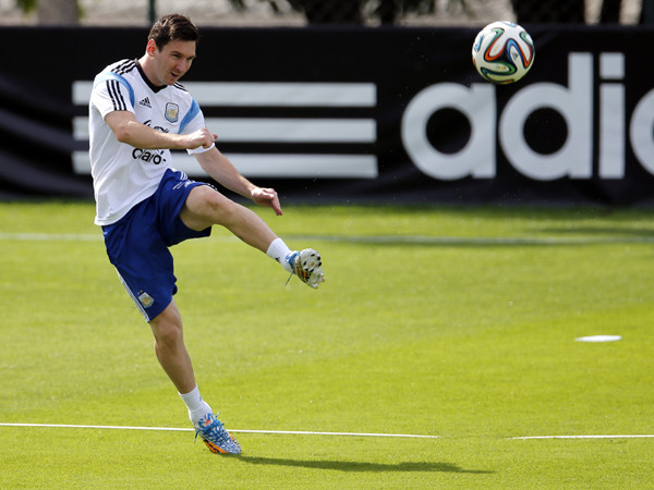 Điều ước sinh nhật của Messi là giành cúp vàng World Cup ảnh 1