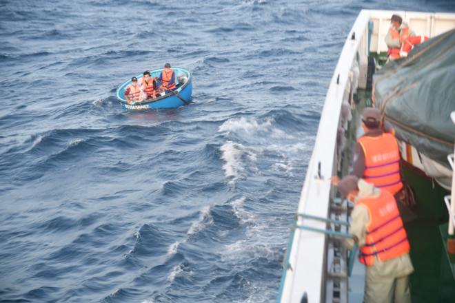 Va chạm giữa tàu cá và tàu chở hàng, hai ngư dân mất tích ảnh 1