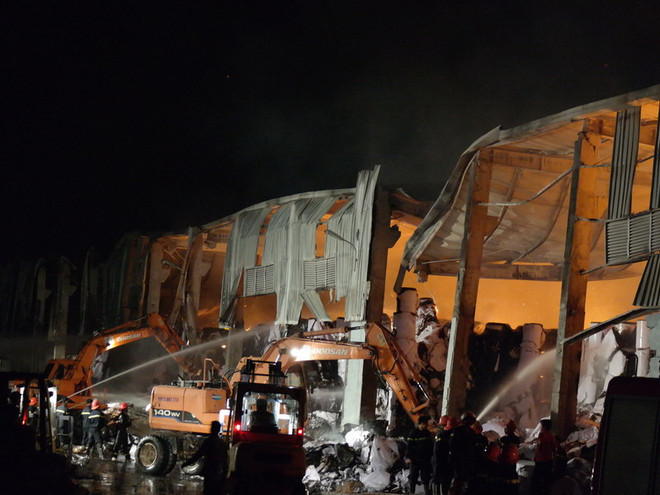 Đám cháy nhà máy giấy Thành Đạt đã được khống chế ảnh 1