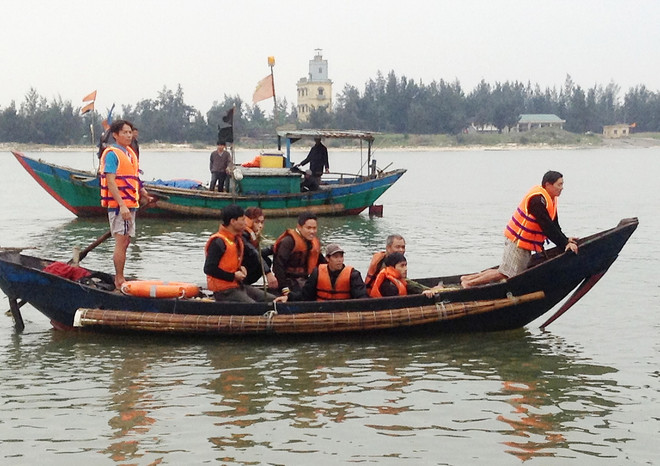 Đuối sức sau khi bị lật thuyền, 2 ngư dân Thừa Thiên-Huế mât tích ảnh 1