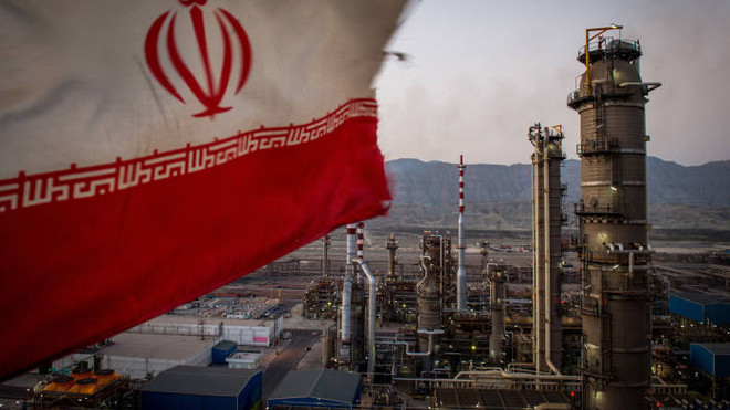Kinh tế Iran rơi vào tình trạng khủng hoảng do trừng phạt. (Ảnh: Bloomberg) Ngân hàng trung ương Iran bơm ngoại tệ để ổn định đồng nội tệ ảnh 1
