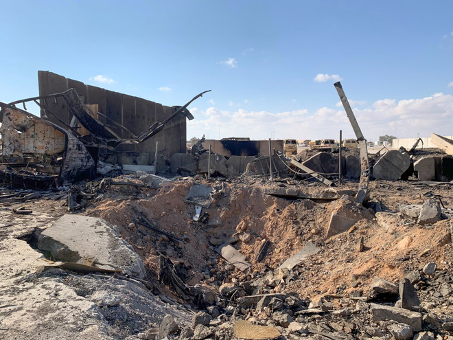 Hiện trường đổ nát sau một vụ tấn công tên lửa tại căn cứ không quân Ain al-Asad ở phía Tây Iraq ngày 13/1/2021. (Ảnh: AFP/TTXVN) Tấn công rocket nhằm vào căn cứ Mỹ tại sân bay ở miền Bắc Iraq ảnh 1