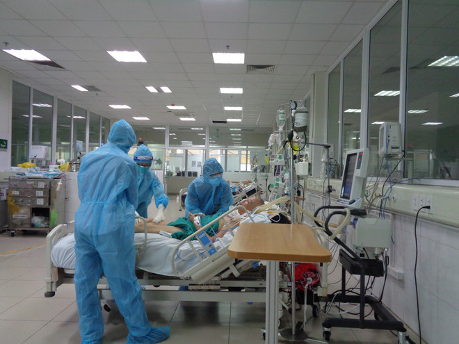 Các bác sỹ Bệnh viện Bệnh nhiệt đới Trung ương chăm sóc bệnh nhân COVID-19. (Ảnh: Hồng Thắm/TTXVN phát) Việt Nam có thêm 4 ca mắc COVID-19, được cách ly ngay khi nhập cảnh ảnh 1