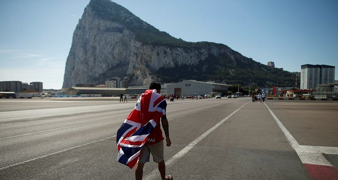 Người dân mang cờ Vương quốc Anh tại Gibraltar. (Ảnh: Reuters) Gibraltar chính thức trở thành một thành phố của Vương quốc Anh ảnh 1