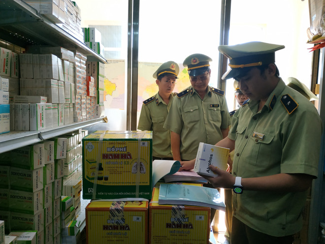 Lực lượng chức năng Đăk Lăk kiểm tra các cơ sở kinh doanh. (Ảnh: Tuấn Anh/TTXVN) Đắk Lắk xử phạt nhiều đơn vị kinh doanh lợi dụng dịch bệnh để tăng giá ảnh 2