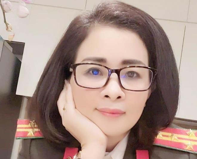 Đối tượng tự chụp ảnh mặc sắc phục "đại tá an ninh", đăng trên mạng xã hội. (Nguồn: Facebook) Đối tượng giả danh đại tá công an lừa đảo chiếm đoạt gần 20 tỷ đồng ảnh 1