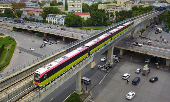 Đoàn tàu tuyến đường sắt đô thị Nhổn-Ga Hà Nội chạy thử nghiệm qua nút giao thông Cầu Giấy-Phạm Văn Đồng. (Ảnh: Thành Đạt/TTXVN) Hà Nội tăng tốc thi công các công trình trọng điểm, thu hút vốn đầu tư ảnh 1