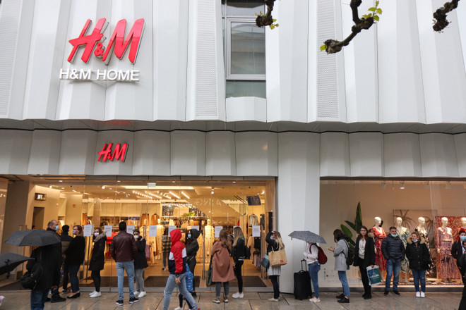 Cửa hàng của hãng thời trang H&M tại Frankfurt am Main, Đức. (Ảnh: AFP/TTXVN) H&M đồng ý thưởng 530 USD cho mỗi nhân viên trong bối cảnh lạm phát ảnh 1