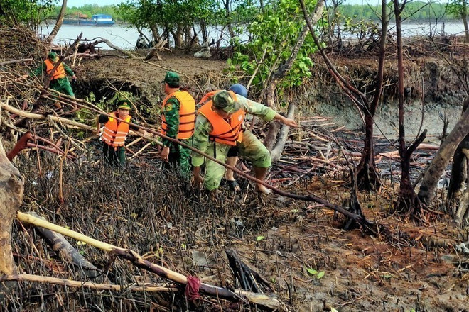 Cà Mau: Khẩn trương tìm kiếm cán bộ đi làm nhiệm vụ bị rơi xuống biển ảnh 2