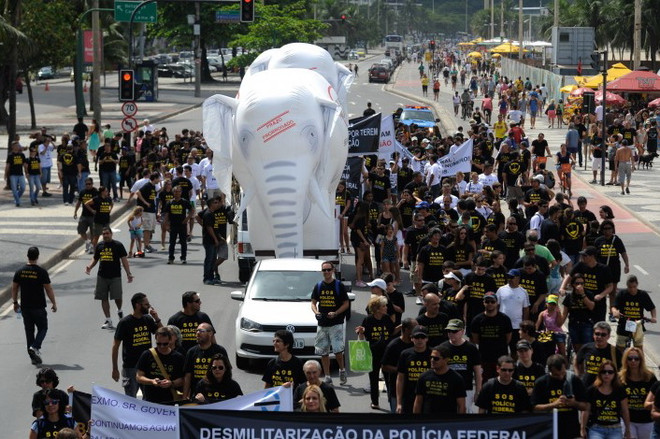 Cảnh sát Brazil biểu tình ở các thành phố tổ chức World Cup ảnh 1