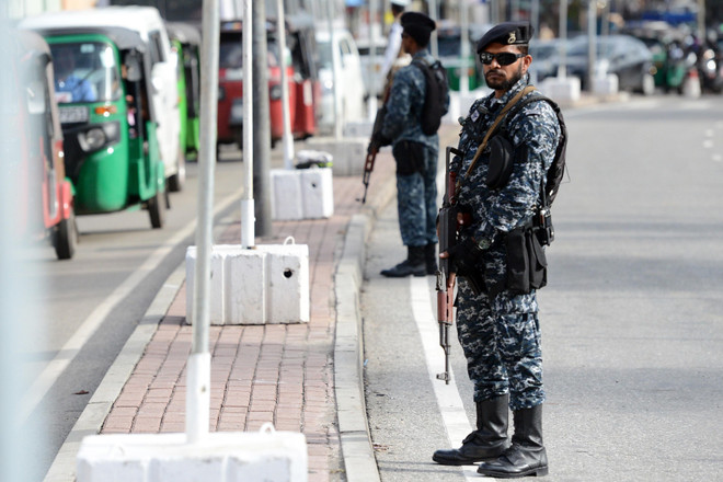 Cảnh sát bên ngoài một nhà thờ ở Colombo, Sri Lanka ngày 12/6. (Ảnh: AFP/TTXVN) Chính quyền Sri Lanka tiếp tục gia hạn tình trạng khẩn cấp ảnh 1