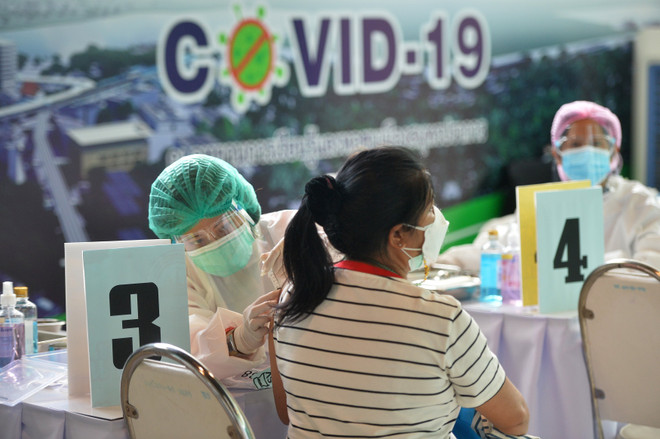 Nhân viên y tế tiêm vaccine phòng COVID-19 cho người dân tại Bangkok, Thái Lan, ngày 26/6/2021. (Ảnh: THX/TTXVN) AstraZeneca cam kết giao vaccine đúng hẹn cho các nước Đông Nam Á ảnh 1