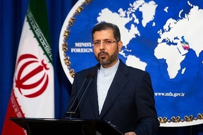 Người phát ngôn Bộ Ngoại giao Iran Saeed Khatibzadeh tại cuộc họp báo ở Tehran, Iran. (Ảnh: IRNA/TTXVN) Iran tuyên bố chưa quyết định về thỏa thuận giám sát với IAEA ảnh 1