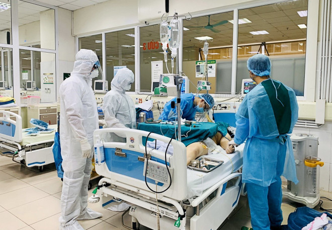 Các bác sỹ Bệnh viện Bệnh Nhiệt đới Trung ương điều trị cho bệnh nhân COVID-19. (Ảnh: TTXVN phát) Bệnh nhân COVID-19 nguy kịch "thoát cửa tử" nhờ áp dụng kỹ thuật cao ảnh 1