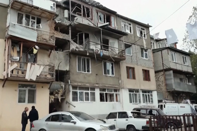 Các tòa nhà bị hư hại trong chiến dịch quân sự do Azerbaijan tiến hành tại thị trấn Stepanakert thuộc khu vực tranh chấp Nagorny-Karabakh, ngày 20/9/2023. (Ảnh: AFP/TTXVN) Armenia: Thỏa thuận ngừng bắn tại Nagorny-Karabakh được tuân thủ ảnh 1