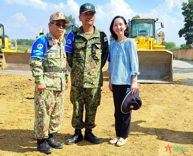 Đại tá Nguyễn Như Cảnh, Giảng viên công binh Nhật Bản Nakamu và Trưởng nhóm Chuyên gia Gìn giữ Hòa bình Nhật Bản Masuzawa Tomoko trên thao trường huấn luyện. (Nguồn: Quân đội Nhân dân) Công binh Nhật Bản làm đường kỷ niệm 50 năm quan hệ với Việt Nam ảnh 2