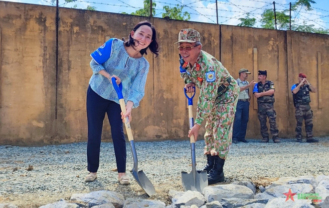 Đại tá Nguyễn Như Cảnh và bà Masuzawa Tomoko, Trưởng nhóm Chuyên gia Gìn giữ Hòa bình Nhật Bản, kiểm tra chất lượng con đường ghi dấu tình hữu nghị và hợp tác Việt Nam-Nhật Bản. (Nguồn: Quân đội Nhân dân) Công binh Nhật Bản làm đường kỷ niệm 50 năm quan hệ với Việt Nam ảnh 1