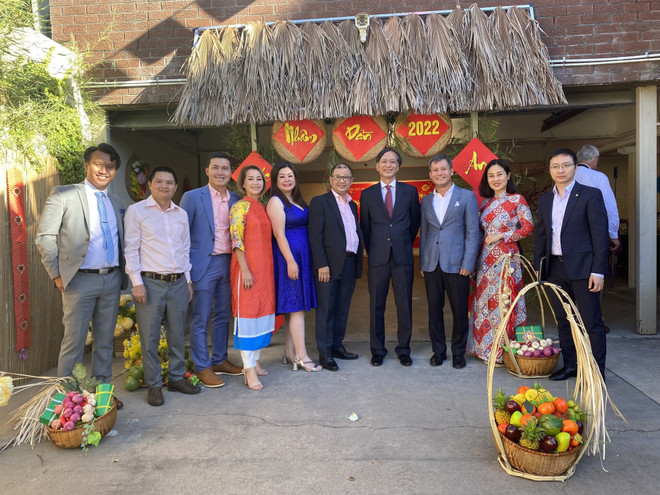 Đai sứ Nguyễn Tất Thành chụp ảnh lưu niệm cùng các đại biểu bà con người Việt tại Australia. (Ảnh: TTXVN) Ấm áp tình quê hương, nghĩa đồng bào mừng Xuân Nhâm Dần tại Australia ảnh 2