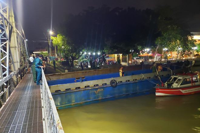 Huy động gần 100 người giải cứu sà lan mắc kẹt dưới gầm cầu Rạch Cát ảnh 1