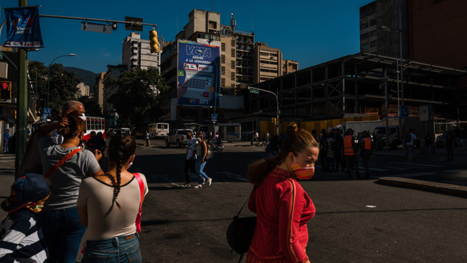 Pano vận động tranh cử của đảng Xã hội Chủ nghĩa Thống nhất Venezuela (PSUV) tại Caracas. (Nguồn: New York Times) Phe đối lập phản đối, Venezuela vẫn sẵn sàng cho cuộc bầu cử quốc hội ảnh 2