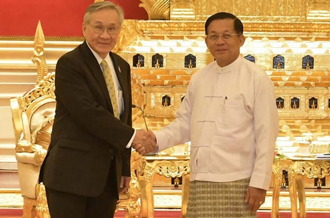 Bộ trưởng Ngoại giao Thái Lan Don Pramudwinai (trái) hội đàm với Tướng Min Aung Hlaing tại Nay Pyi Taw. (Ảnh: Cơ quan Thông tấn Myanmar) Thái Lan và Myanmar thảo luận về nhiều vấn đề nóng tại khu vực ảnh 1
