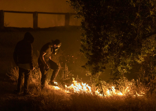 Mỹ: 100.000 người phải sơ tán vì cháy rừng lan rộng ở bang California ảnh 1