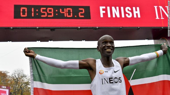 Vận động viên Kenya lập kỷ lục chạy hết một cuộc marathon dưới 2 giờ ảnh 1