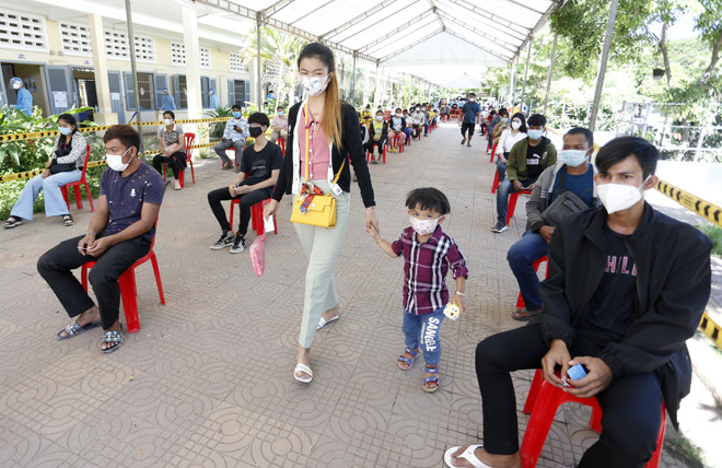 Người dân xếp hàng chờ tiêm vaccine ngừa COVID-19 tại Phnom Penh, Campuchia. (Ảnh: THX/TTXVN) Dịch COVID-19: Châu Á trở thành khu vực bị ảnh hưởng nặng nề nhất ảnh 2
