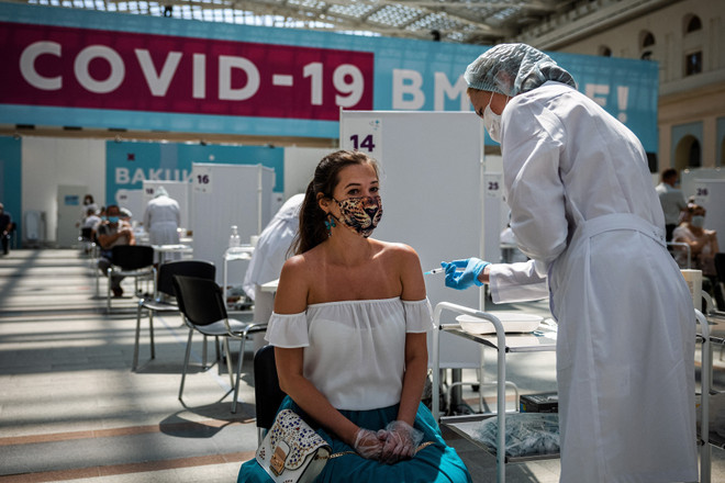 Nhân viên y tế tiêm vaccine ngừa COVID-19 cho người dân tại Moscow, Nga ngày 7/7/2021. (Ảnh: AFP/TTXVN) Dịch COVID-19: Châu Á trở thành khu vực bị ảnh hưởng nặng nề nhất ảnh 1