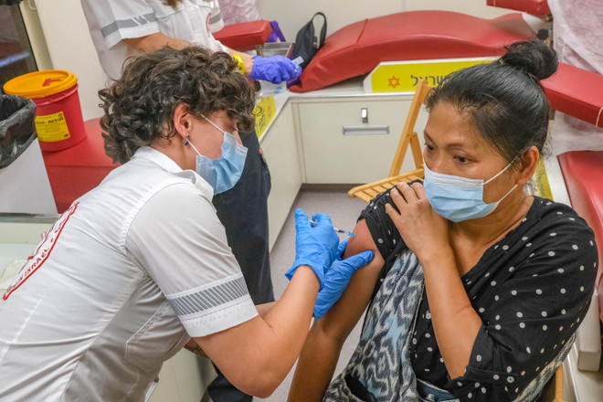Israel "phủ sóng" vaccine toàn dân để ngăn tái nhiễm COVID-19 ảnh 1