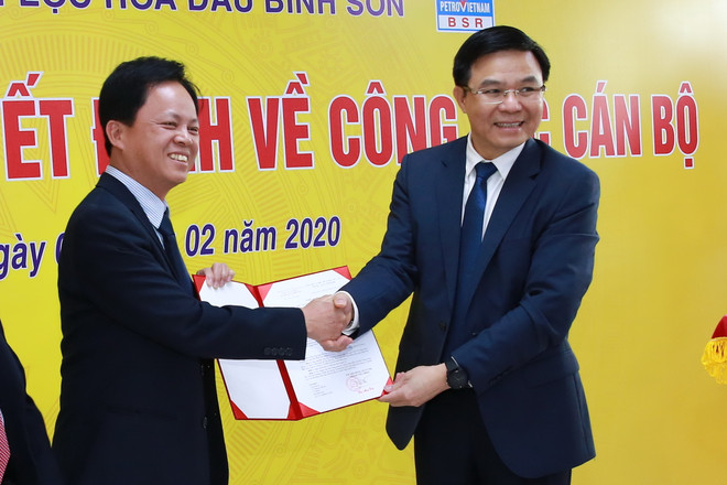 Tổng Giám đốc PVN Lê Mạnh Hùng và tân Chủ tịch HĐQT BSR Nguyễn Văn Hội. (Ảnh: Vietnam+) Công ty Lọc hóa dầu Bình Sơn tiến hành điều chỉnh về công tác cán bộ ảnh 1